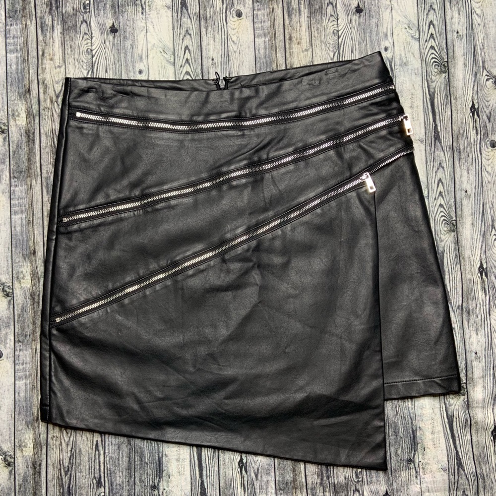 Sexy black leather zipper skirt
